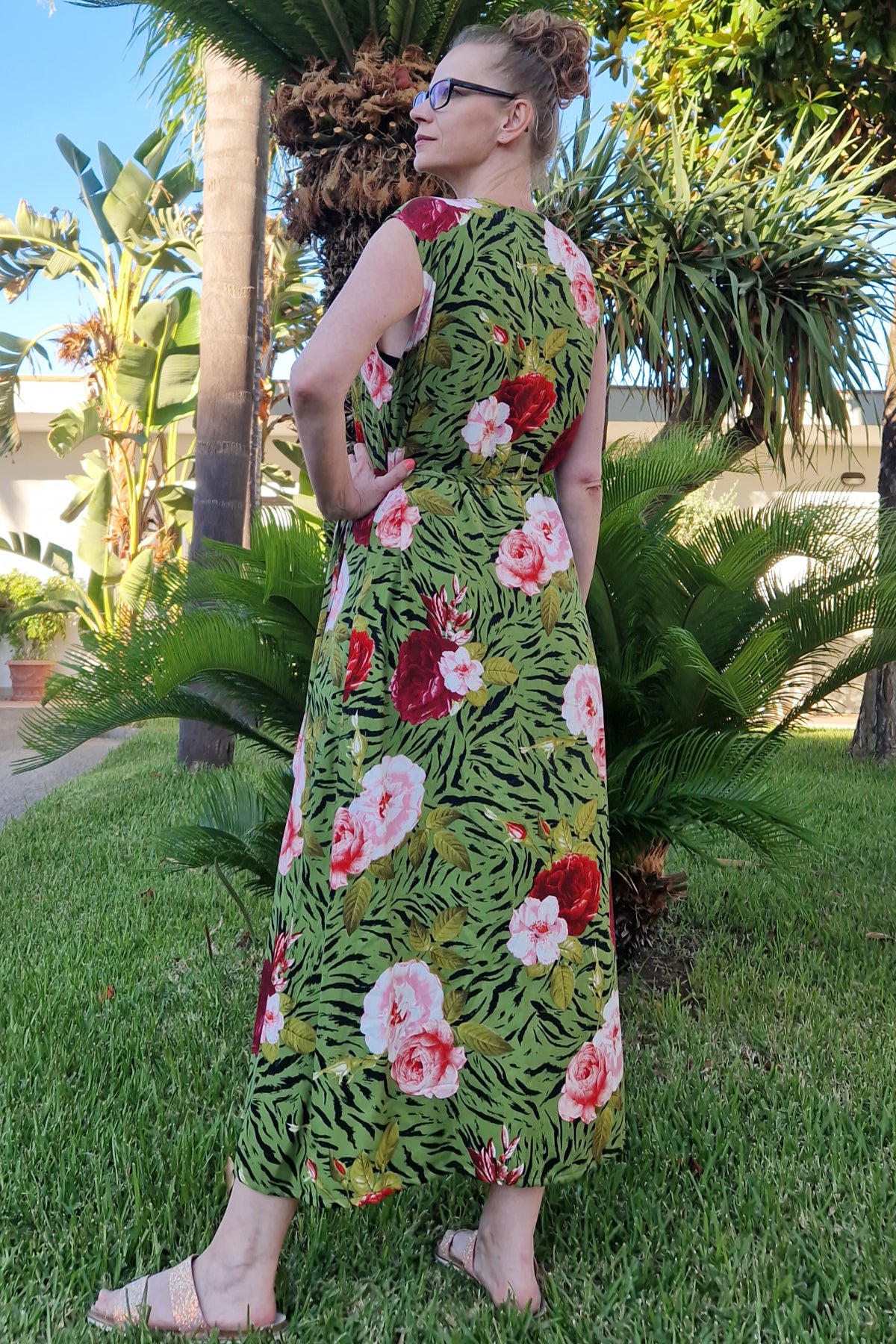 Ärmelloses Wickelkleid mit Blumenmuster