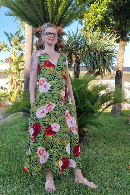 Ärmelloses Wickelkleid mit Blumenmuster