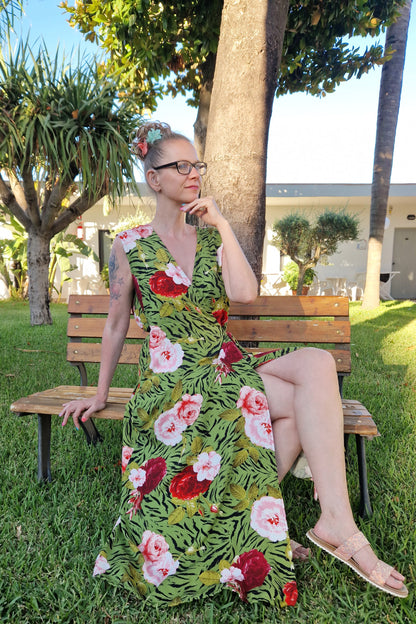 Ärmelloses Wickelkleid mit Blumenmuster